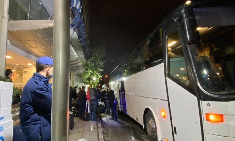 Κορωνοϊός: Επέστρεψαν οι Έλληνες που είχαν εγκλωβιστεί στην Κωνσταντινούπολη (φώτος)
